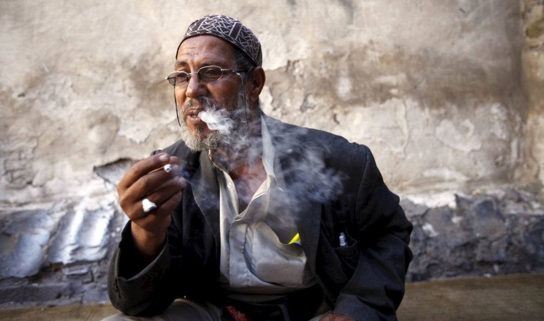 Ein Jemenite raucht eine Zigarette. 
