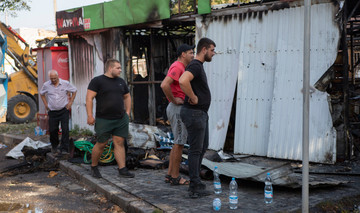 Bewohner von Tscherkassy/Ukraine begutachten Schäden nach einem russischen Raketenangriff. 