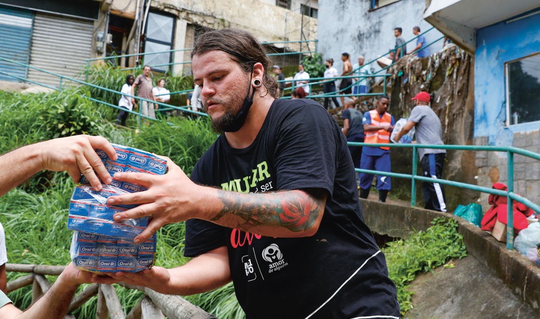 Freiwillige verteilen Nahrungsmittel und Hilfsgüter. Die schnelle Hilfe für Petrópolis kam von der Bevölkerung, im ganzen Land gab es Solidaritätsaktionen. 