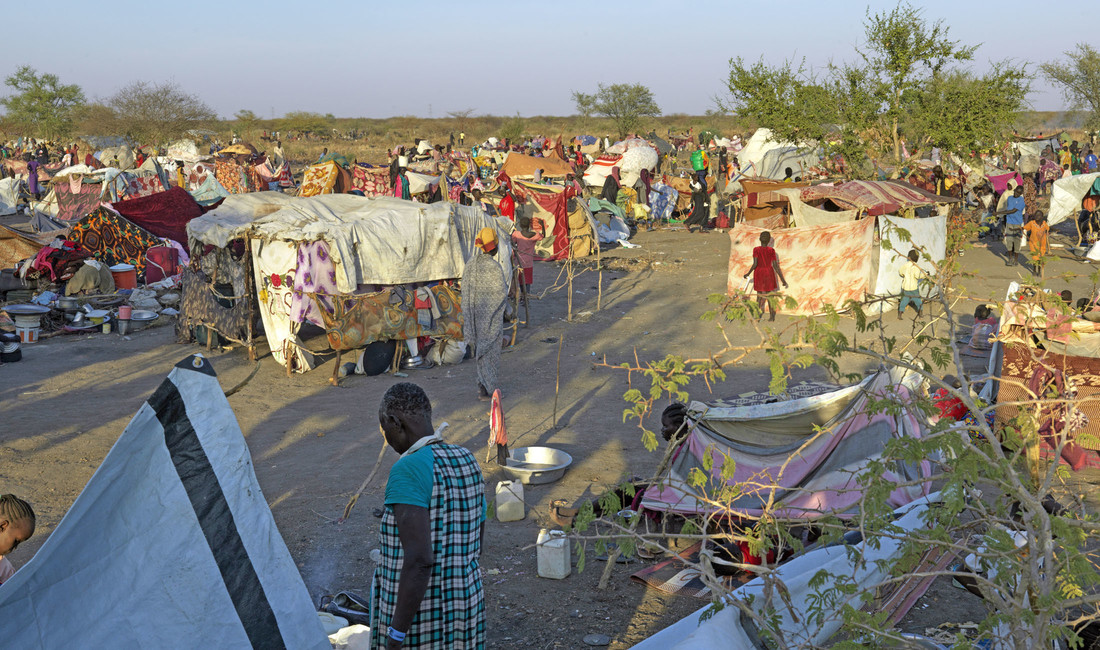 Viele Menschen und behelfsmäßige Zelte im Transitcenter der Grenzstadt Renk im Südsudan. 