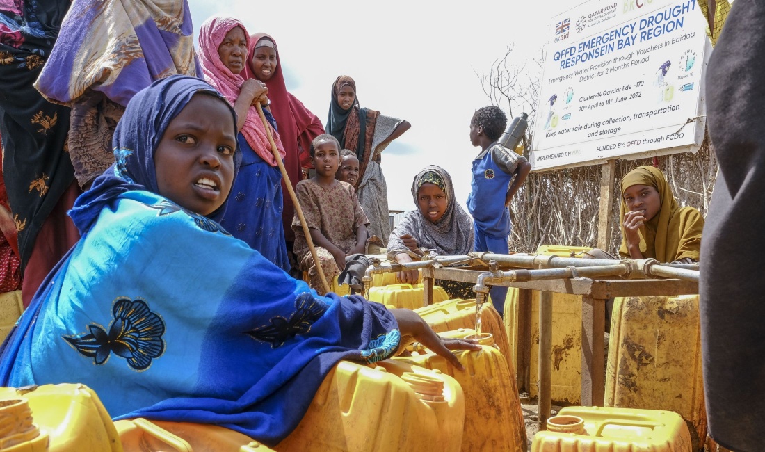 Wegen der Dürre vertriebene Somalier füllen im Oktober 2022 ihre Wasserkanister an einer Versorgungsstelle des Norwegian Refugee Council auf.