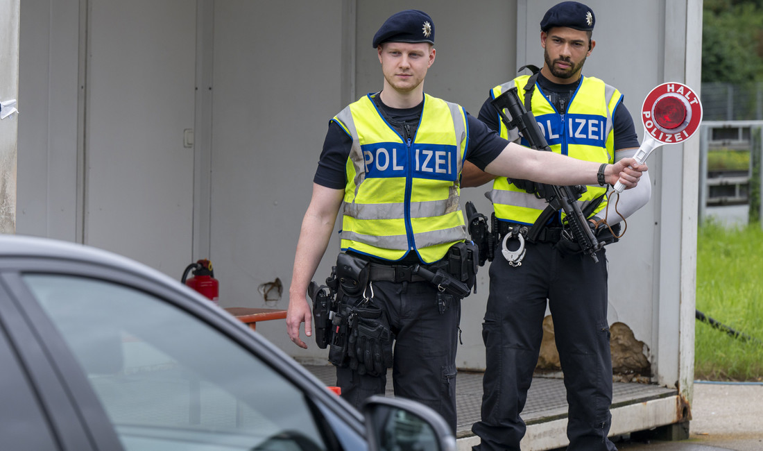 Polizisten bei der Kontrolle am Grenzübergang zwischen Österreich und Deutschland an der Autobahn A8 nahe Salzburg.