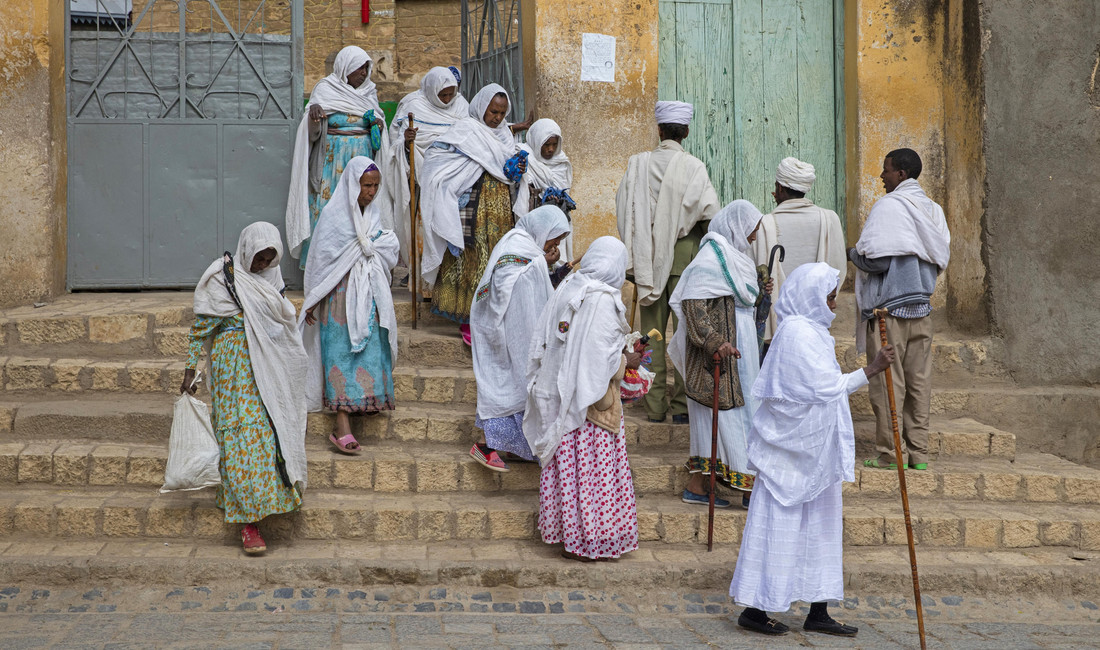 Kirchgänger in der Region Tigray verlassen die Arabtu Ensessa Kirche in der Stadt Axum. 