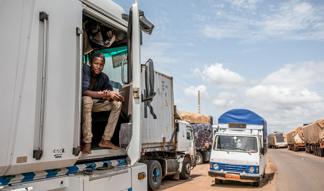 Lastwagen warten am Grenzübergang zwischen Benin und Niger, Afrika.