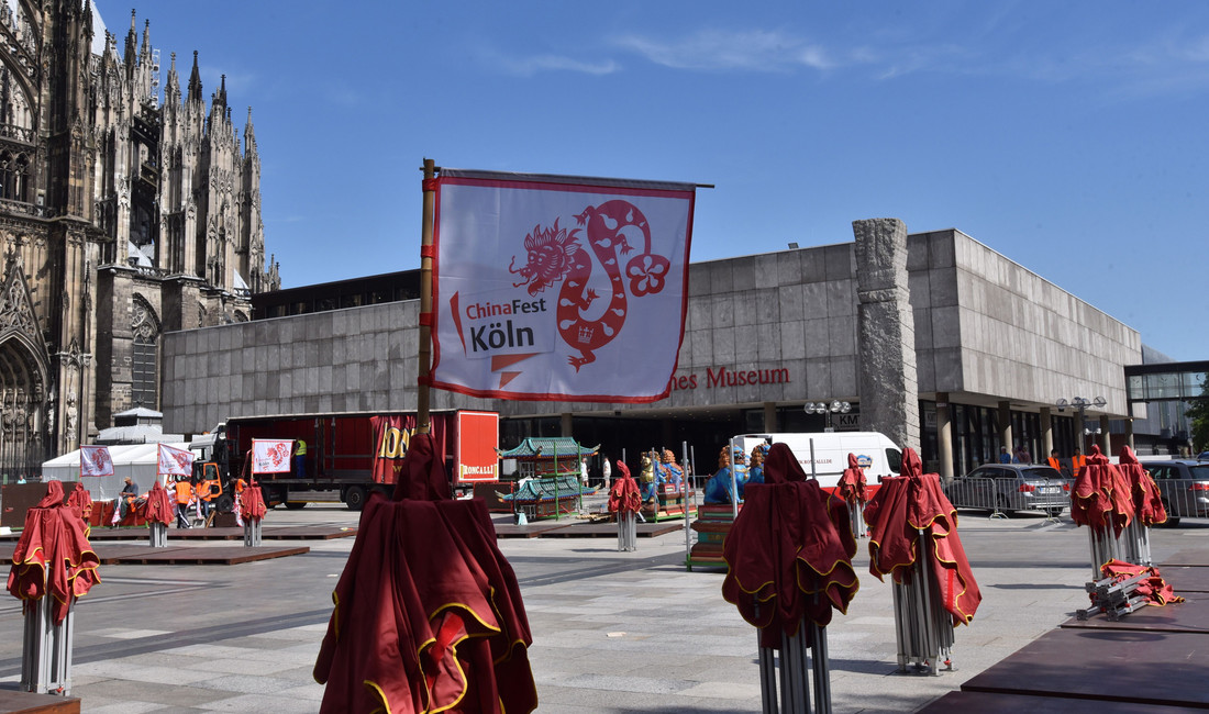 China-Fest-Fahne am Platz vor dem Kölner Dom.