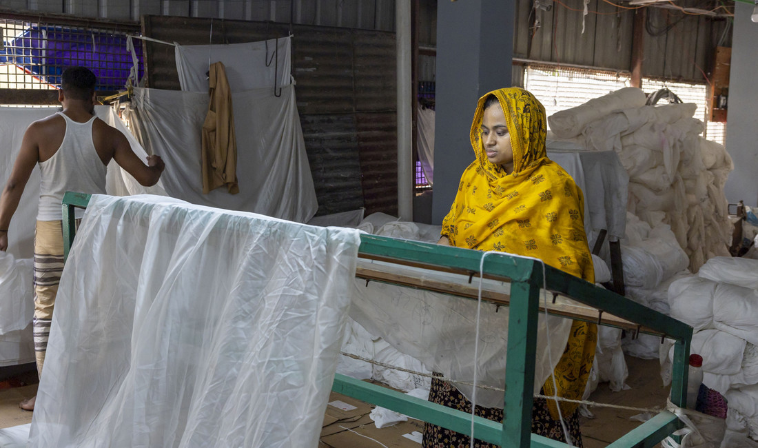 Das Foto zeigt eine Textilarbeiterin in der Stadt Rupganj, Division Dhaka.