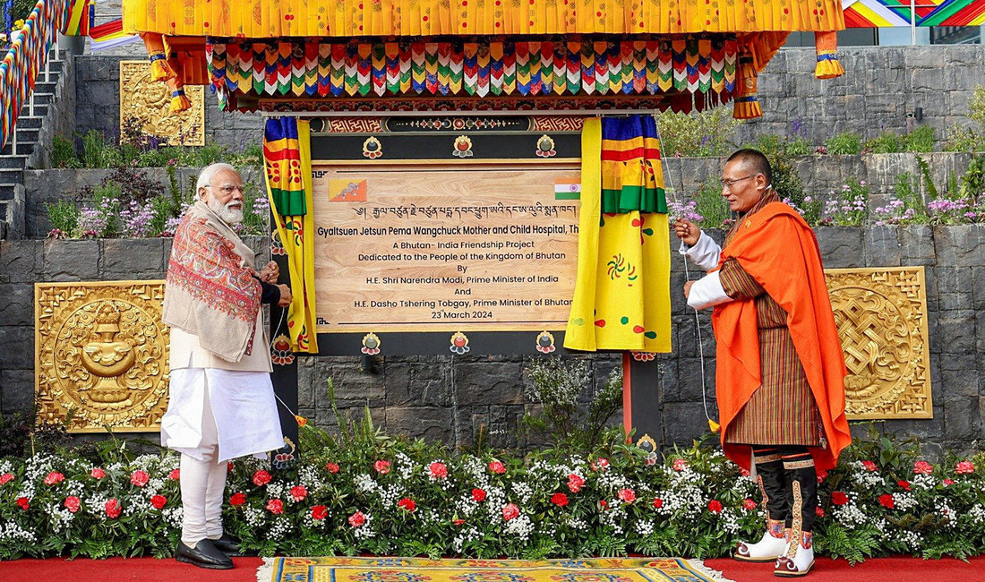  Indiens Premierminister Narendra Modi (links) und Bhutans Premier Tshering Tobgay enthüllen ein Schild von einem Krankenhaus. 