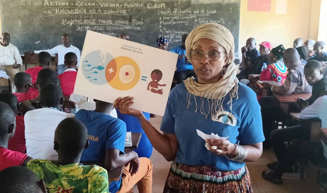Eine Mitarbeiterin von The Rain Workers gibt Sexualkundeunterricht in einer Schule in Uganda.