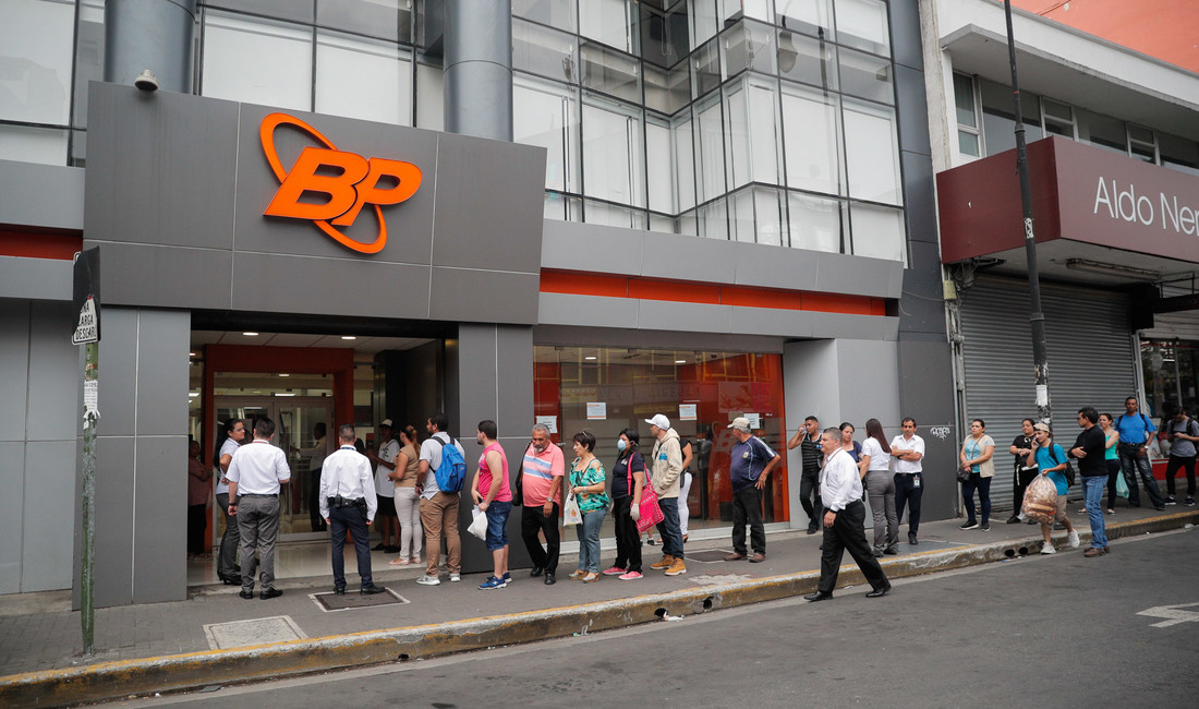 Besucher stehen Schlange vor der Tür der Banco Popular in San José, der Hauptstadt von Costa Rica. 