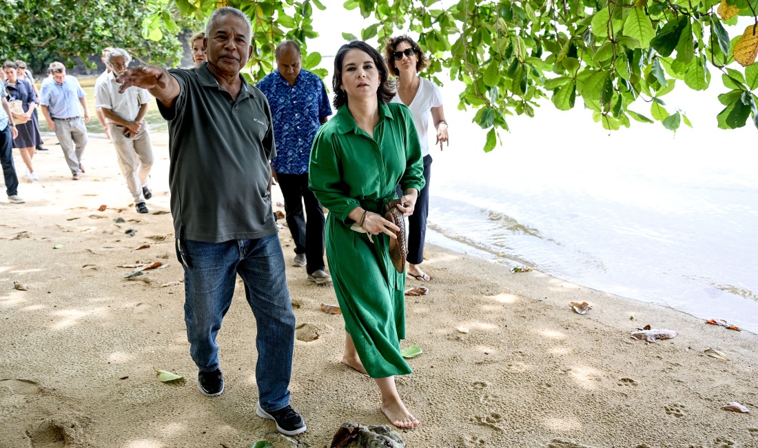 Annalena Baerback besichtigt Klimaschäden auf der Insel Palau. 