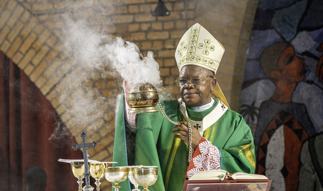 Ein Priester mit Weihrauch zelebriert die Messe. 