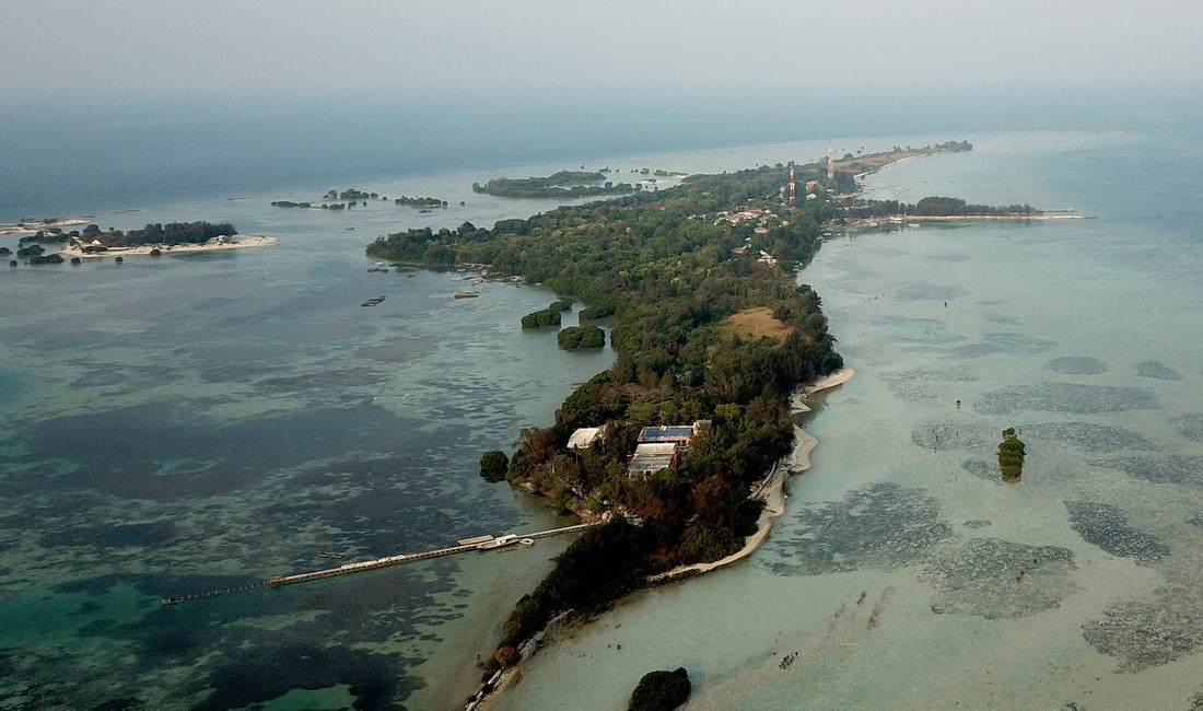 Die Insel Pari von oben fotografiert, umgeben von Meer. 