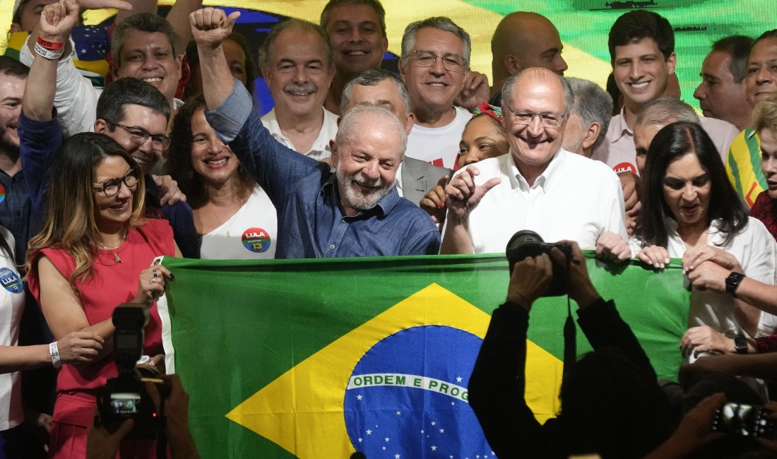 Der frühere brasilianische Präsident Lula da Silva freut sich am 30. Oktober in Sao Paulo, dass er im nächsten Jahr erneut Brasiliens Staatsoberhaupt wird. Bei der Stichwahl hat er knapp gegen Amtsinhaber Jair Bolsonaro gewonnen. 