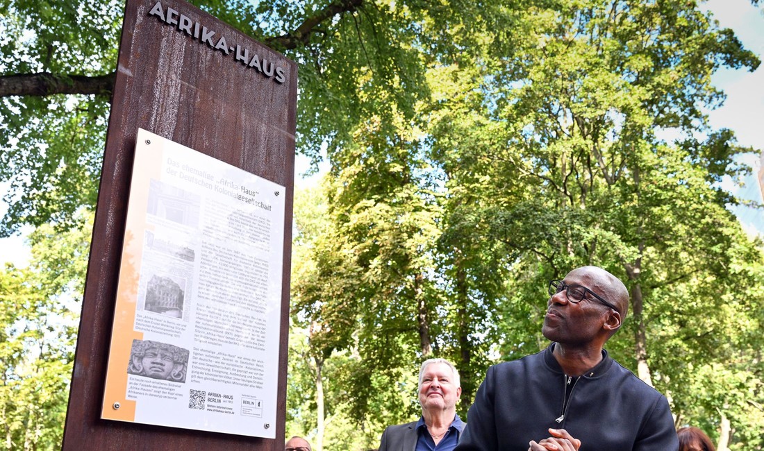 Der Berliner Kultursenator Joe Chialo (CDU) betrachtet im September 2023 am Afrika-Haus die neue Stele zur Erinnerung an die Berliner Kolonialgeschichte. 