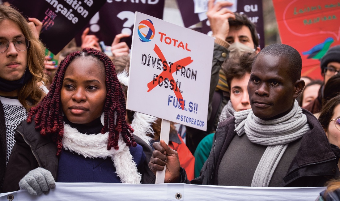 Die Klimaaktivistin Hilda Flavia Nakabuye demonstriert  im März dieses Jahres mit internationalen Mitstreitern in Paris gegen die geplante Ölpipeline im Osten Afrikas.